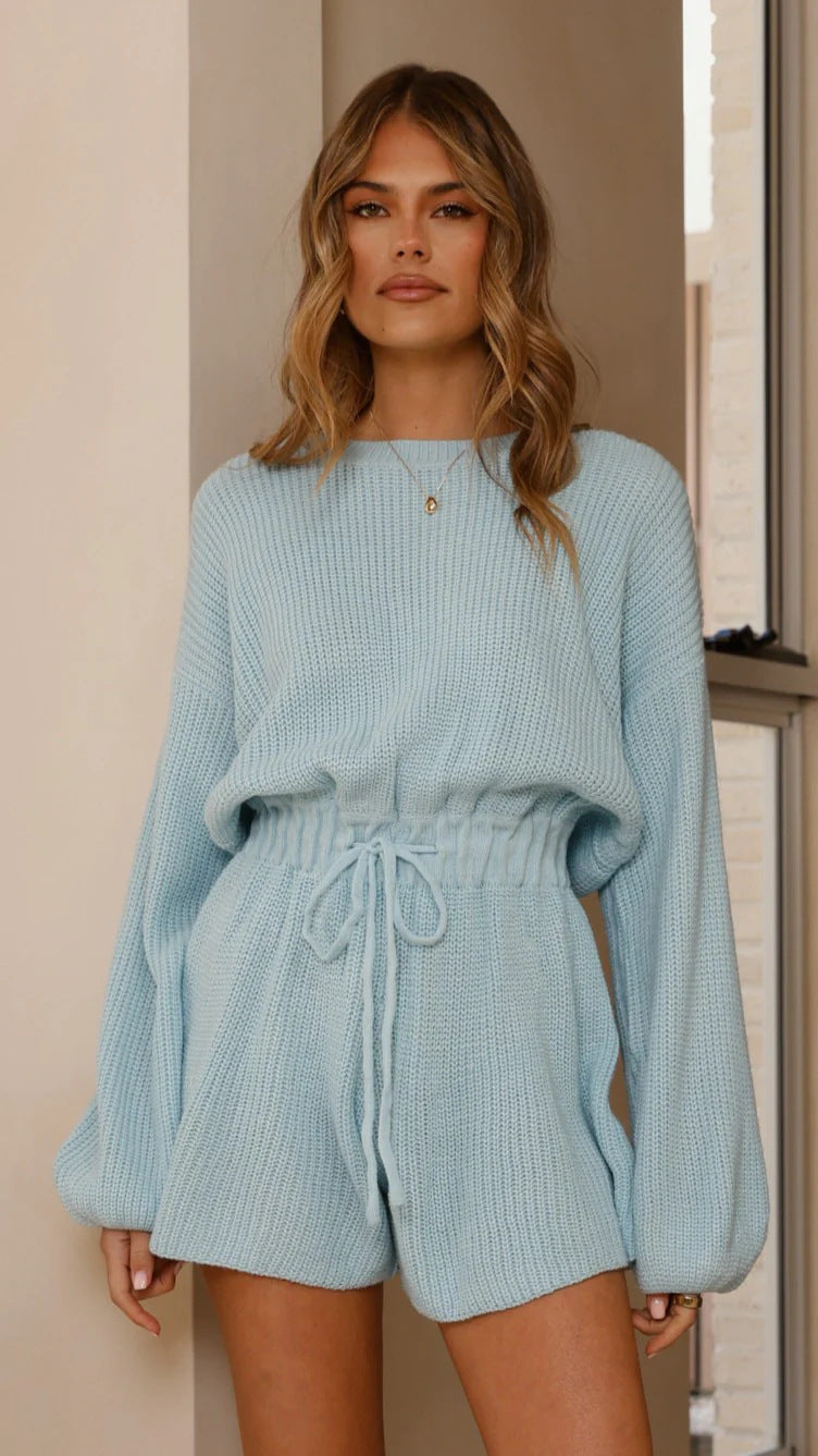 Damen modernes Strick-Set mit weitem Oberteil und kurzen Hosen Drune