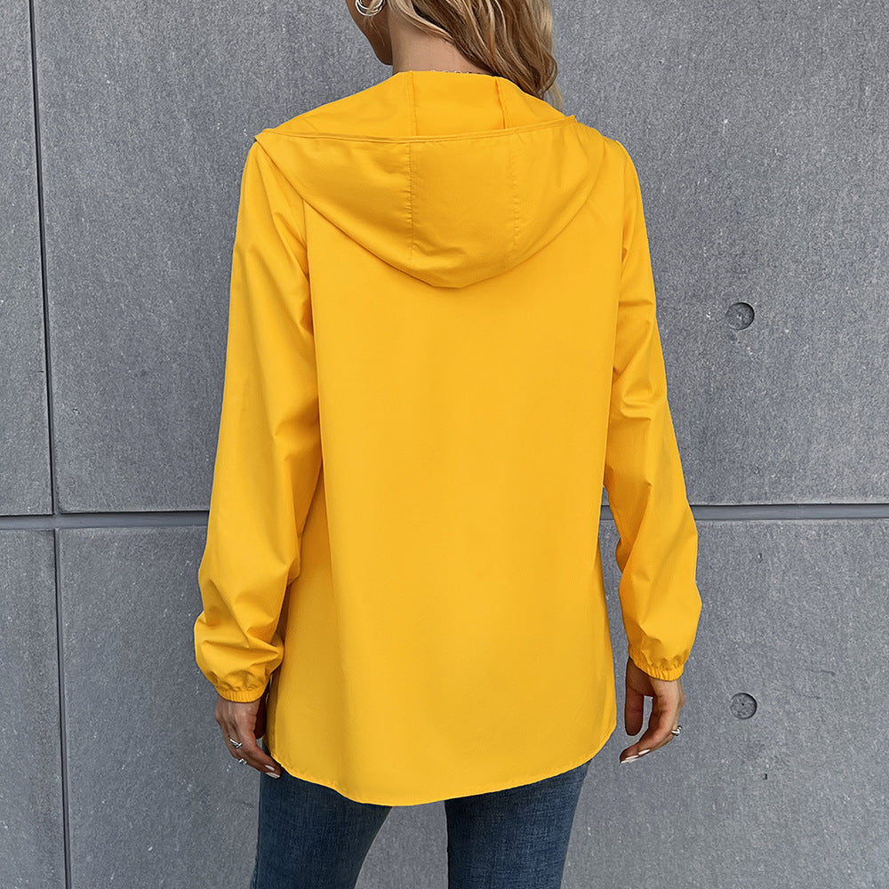 Damen leichte Regenjacke mit praktischer Kapuze und seitlichen Taschen Drune