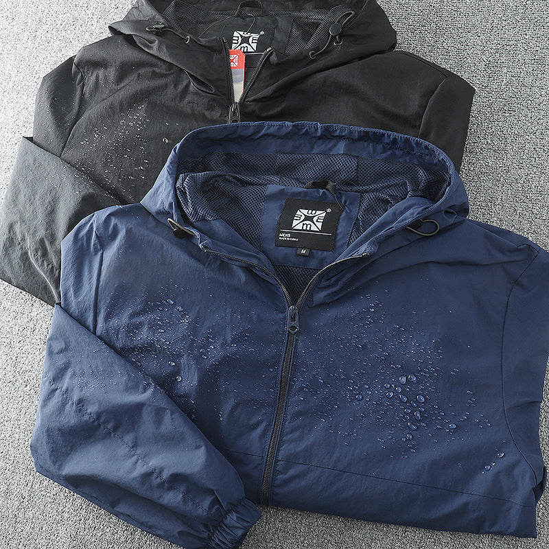 Herren leichte Windjacke mit verstellbarem Kapuzenkragen und atmungsaktiven Einsätzen Drune