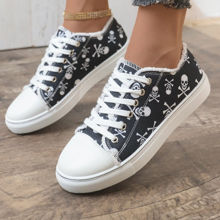 Damen lässiger Plateausneaker mit Totenkopf-Print, fransigem Canvasrand und verstärkter Zehenkappe Drune