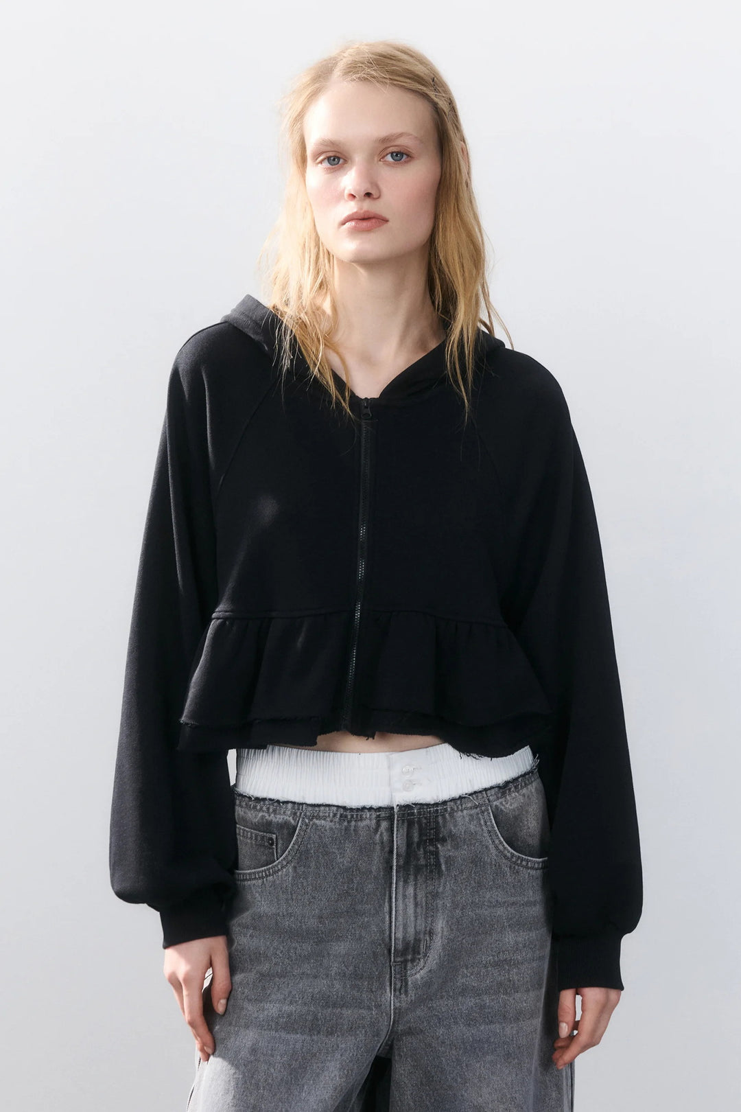 Damen cropped Kapuzenjacke mit verspieltem Rüschendesign Drune
