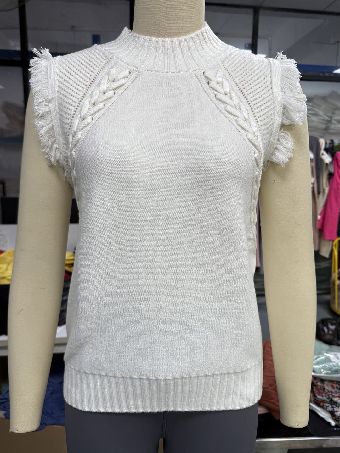 Damen elegantes Stricktop mit raffiniertem Häkelmuster und Fransen Drune