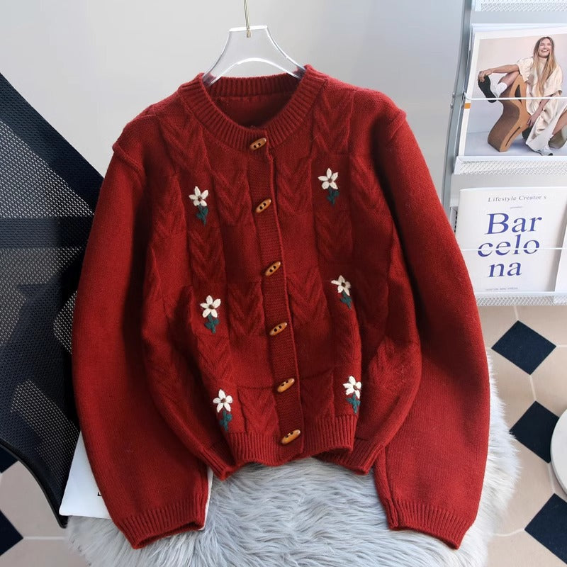 Damen Strickjacke mit floralem Zopfmuster und Holzknöpfen Drune