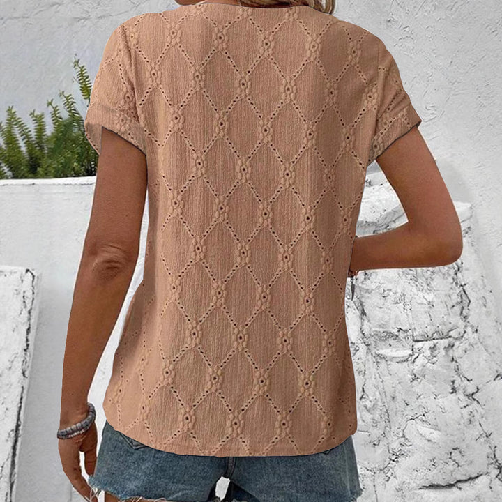 Damen Kurzarmbluse mit dekorativem Lochmuster und eleganter Knopfleiste Drune