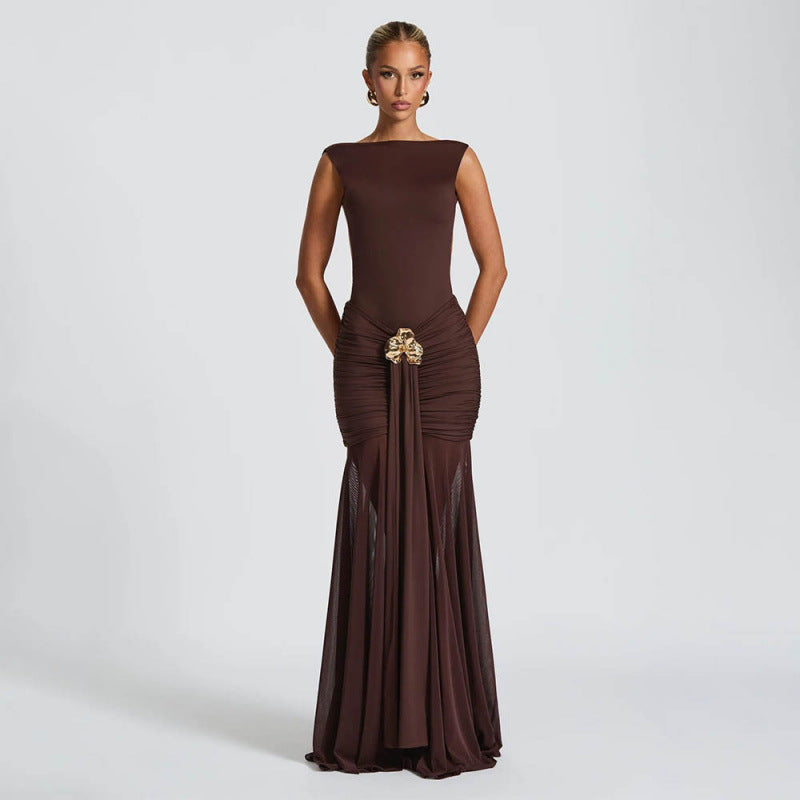 Damen elegantes bodenlanges Abendkleid mit raffinierten Fältchen und dekorativer Brosche Drune