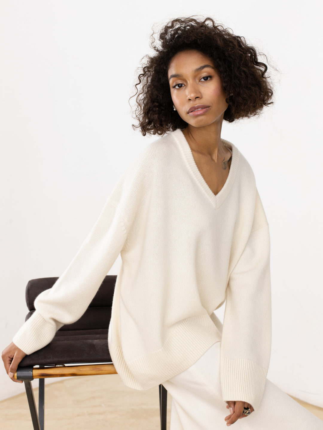 Damen Viskose-Pullover mit tiefem V-Ausschnitt und breiten Bündchen Drune