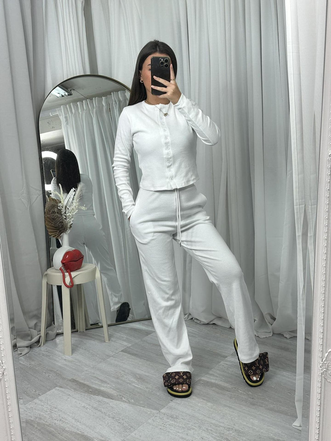 Damen gemütlicher Strickanzug mit Knopfdetails und elegantem Design Drune