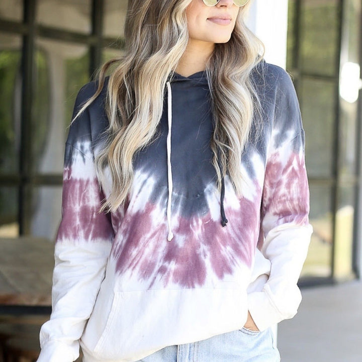 Damen Hoodie mit buntem Batikmuster und praktischer Kängurutasche Drune
