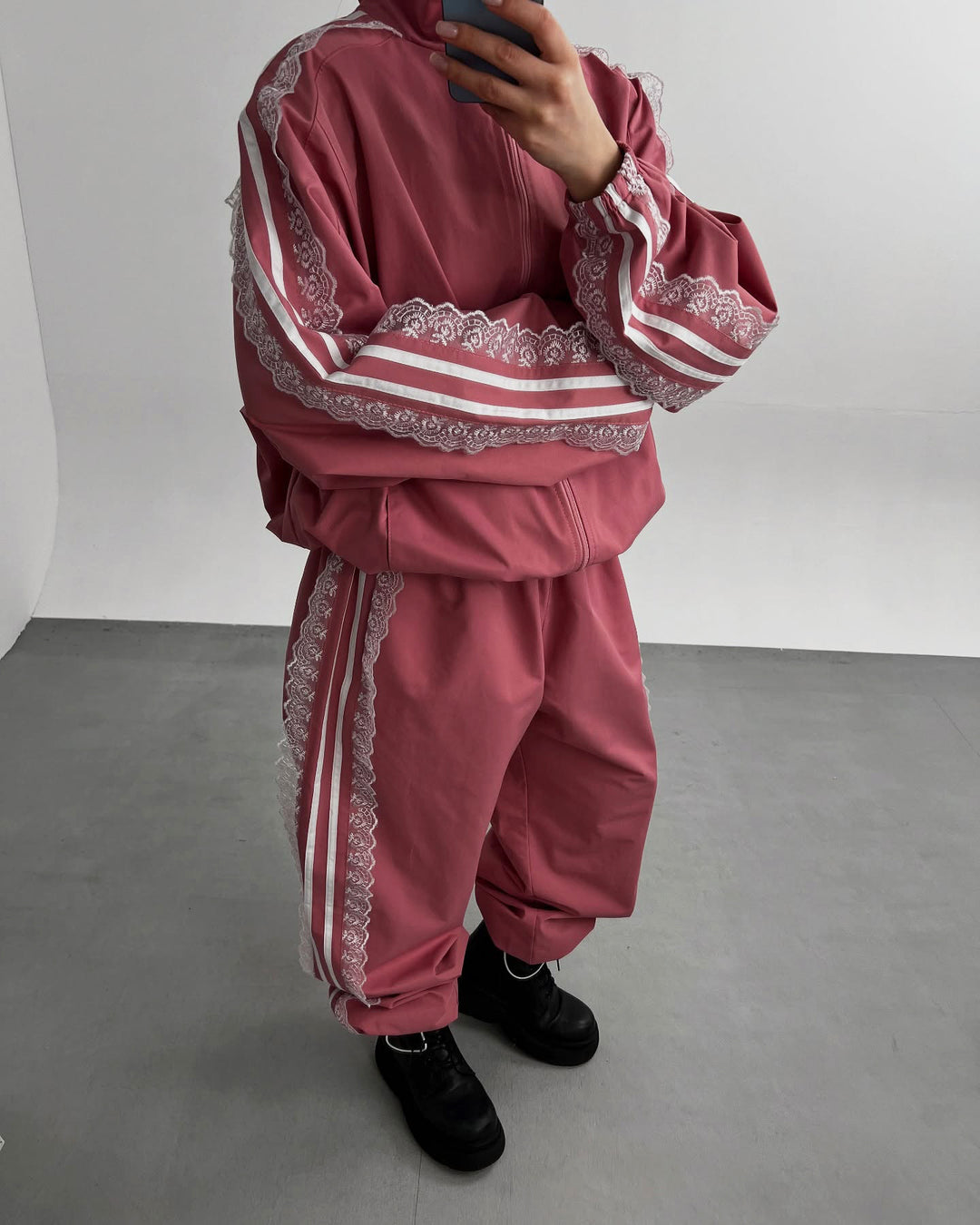 Damen sportliches Set mit eleganten Spitzenapplikationen Drune