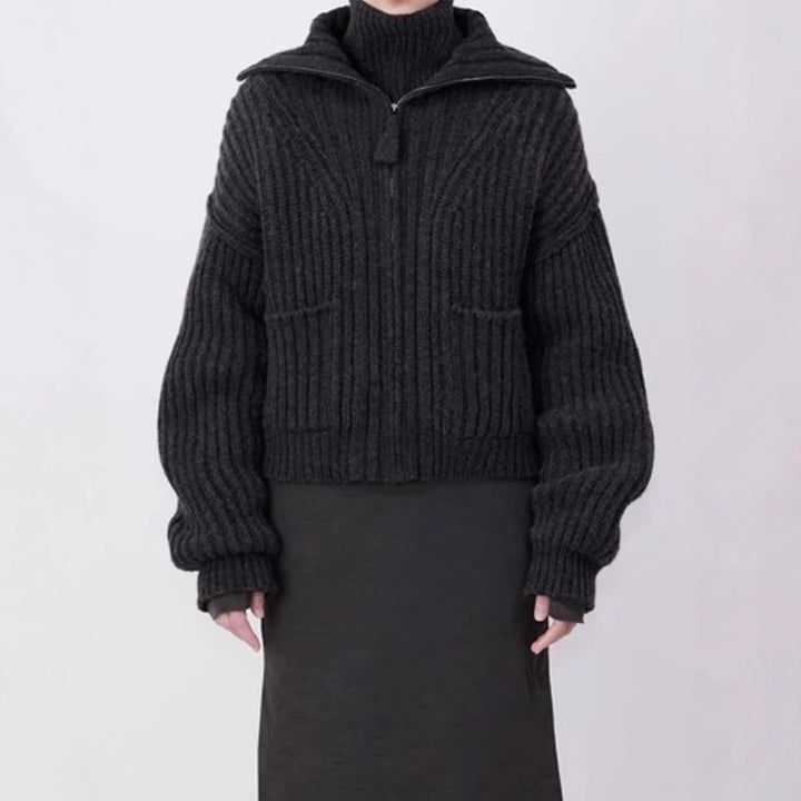 Damen Grobstrickpullover mit hohem Kragen und praktischen Taschen Drune