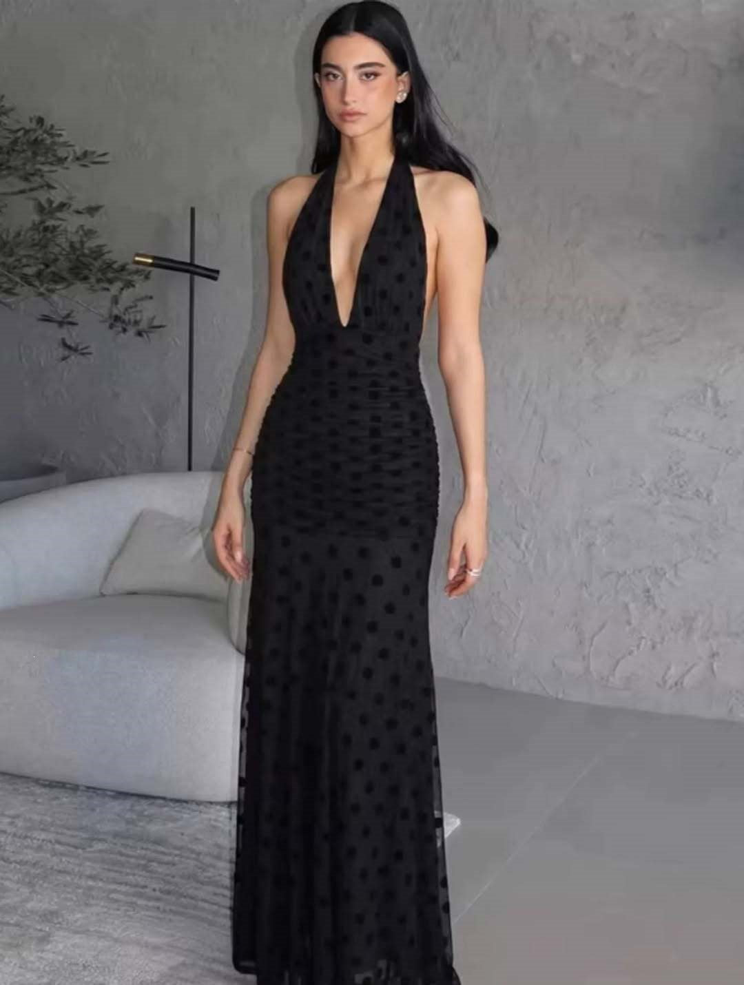 Damen Elegantes Maxikleid mit tiefem V-Ausschnitt und filigranen Rüschen Drune