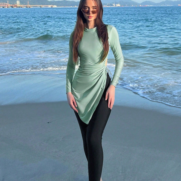 Damen modisches Strandoutfit mit längerem Oberteil Drune