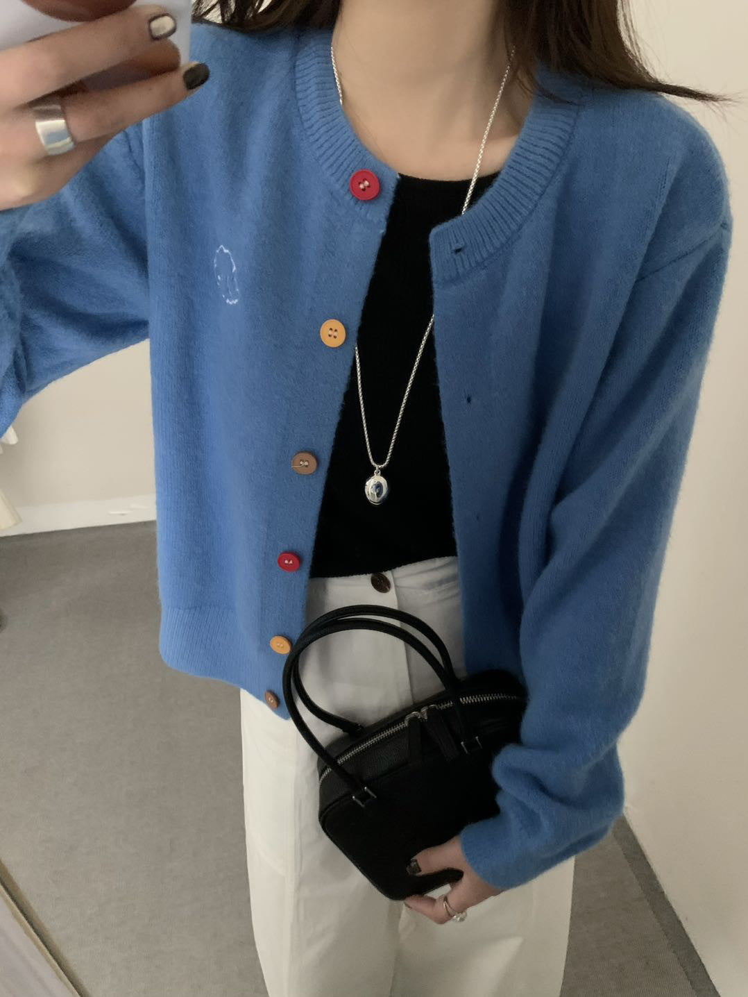 Damen kuschelige Strickjacke mit knöpfbarem Ausschnitt und gesticktem Motiv Drune