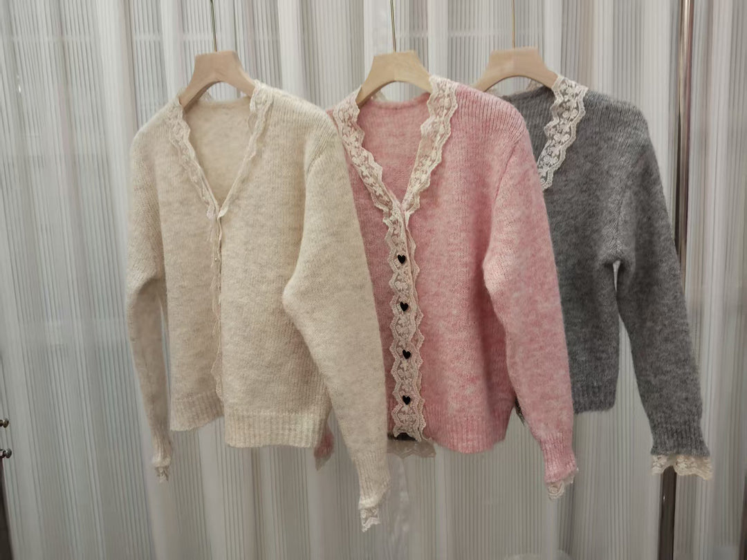 Damen Strickjacke mit Spitzenakzenten und herzförmigen Knöpfen Drune