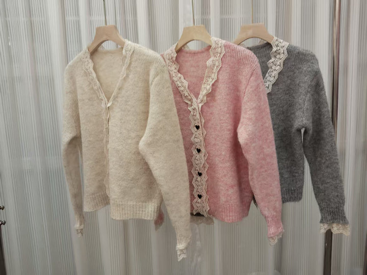 Damen Strickjacke mit Spitzenakzenten und herzförmigen Knöpfen Drune