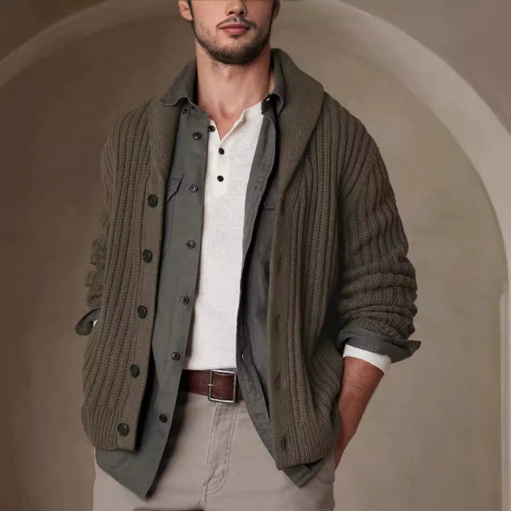 Herren Strickjacke mit modernen Zopfmuster und klassischem Umlegekragen Drune