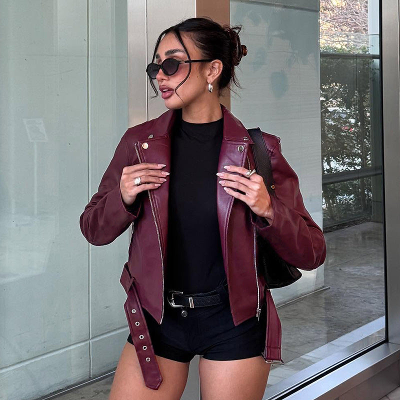 Damen nan taillierte Bikerjacke aus Kunstleder mit asymmetrischem Reißverschluss, metallischen Details und Taillengürtel Drune