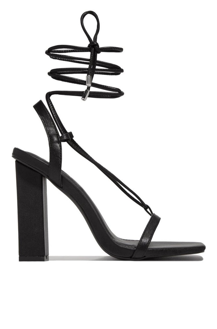 Damen nan filigrane Riemchensandalette mit quadratischer Zehenbox und knöchelbindendem Wickelriemen Drune