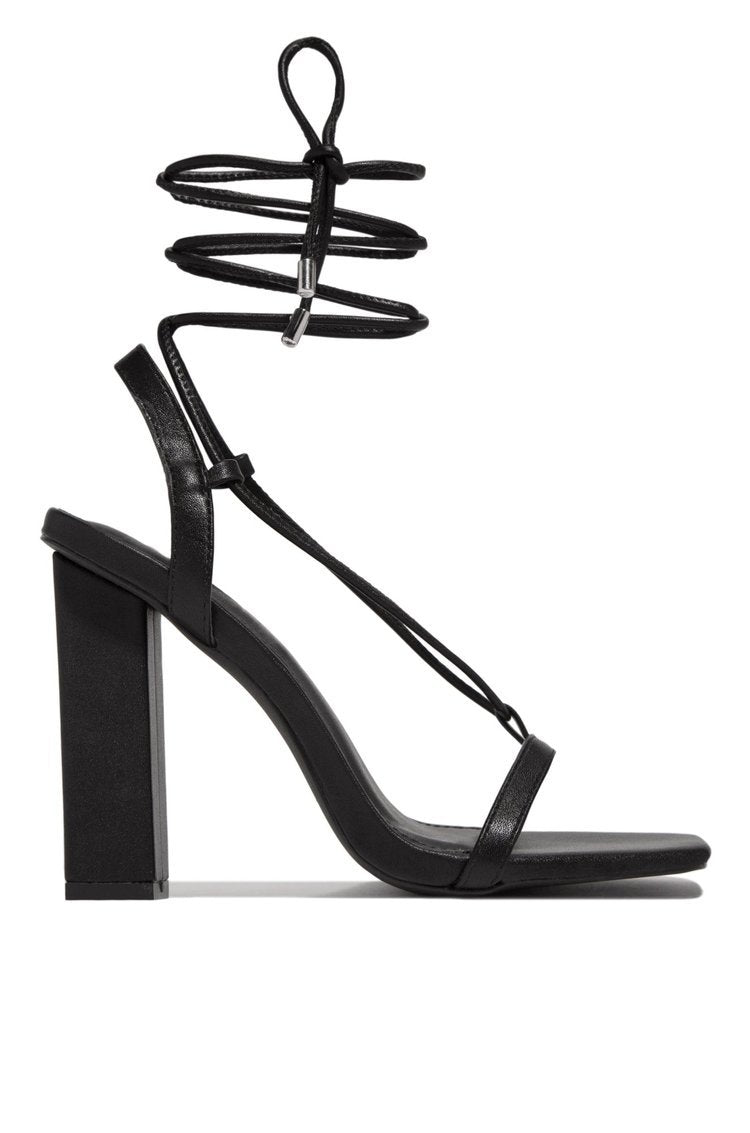 Damen nan filigrane Riemchensandalette mit quadratischer Zehenbox und knöchelbindendem Wickelriemen Drune
