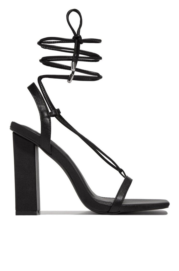 Damen nan filigrane Riemchensandalette mit quadratischer Zehenbox und knöchelbindendem Wickelriemen Drune