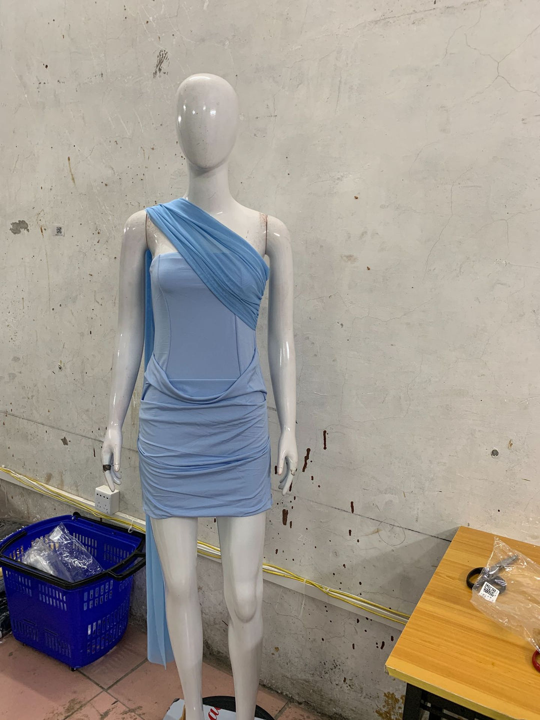 Damen Cocktailkleid mit asymmetrischem Oberteil und elegantem Drapierungsdesign Drune
