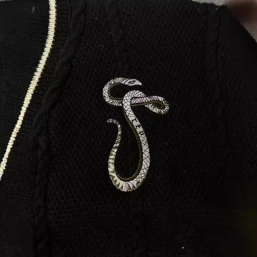 Damen nan gestrickte College-Cardigan mit Zopfmuster, V-Ausschnitt, kontraststreifen und gestickten Applikationen Drune