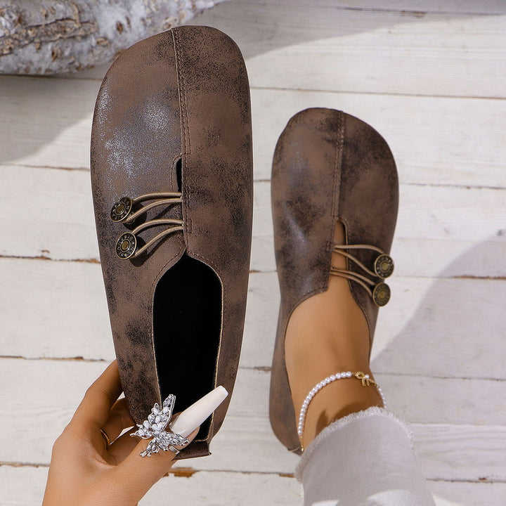 Damen nan weiche vintageinspirierte Ballerina Slipper mit dekorativen Metallknöpfen und elastischer Schnürung Drune