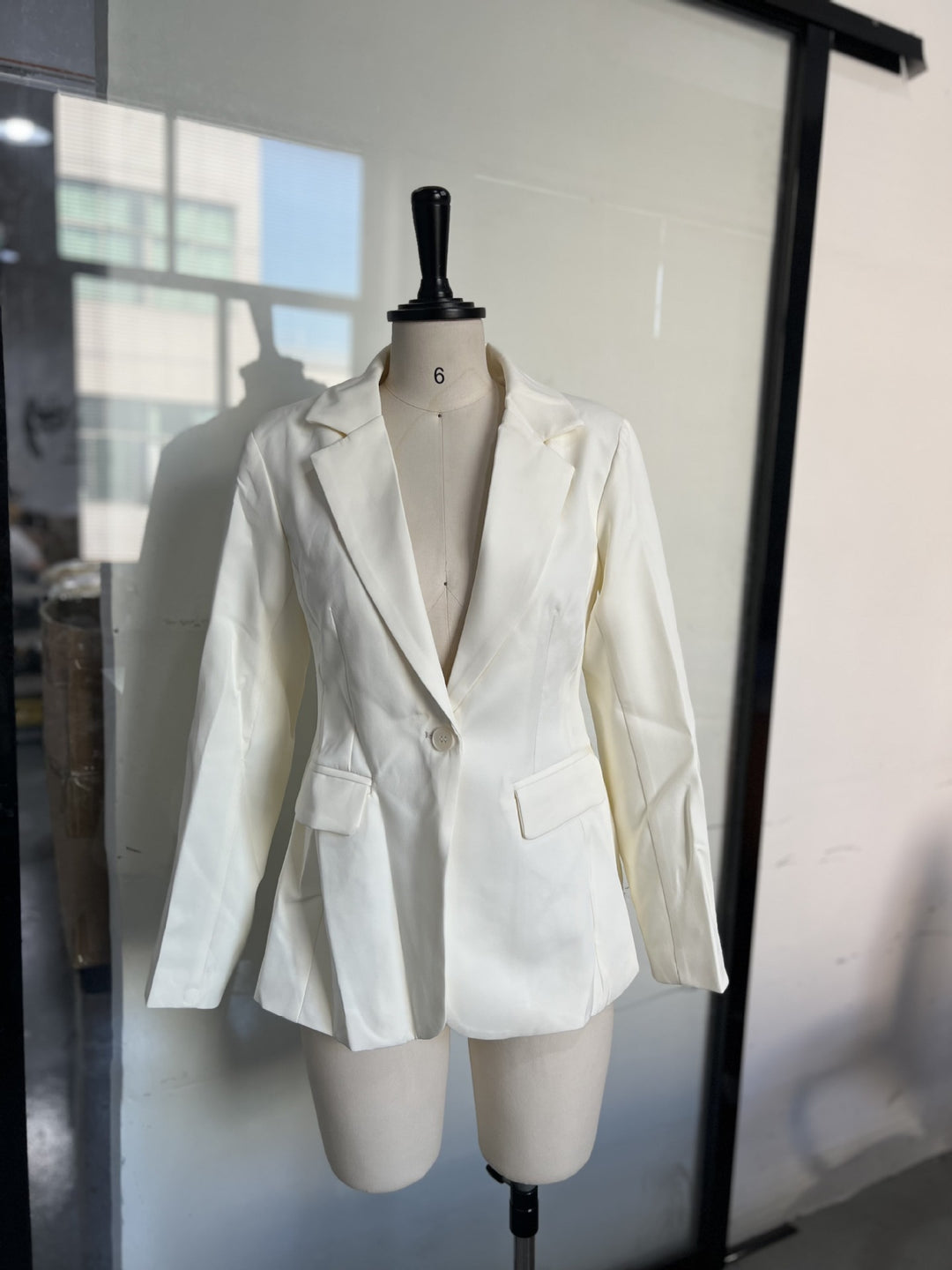 Damen Eleganter Blazer mit dramatischem V-Ausschnitt und strukturierten Ärmeln Drune