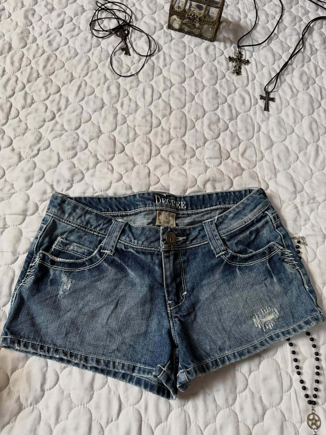 Damen Denim-Shorts mit distressed Details Drune