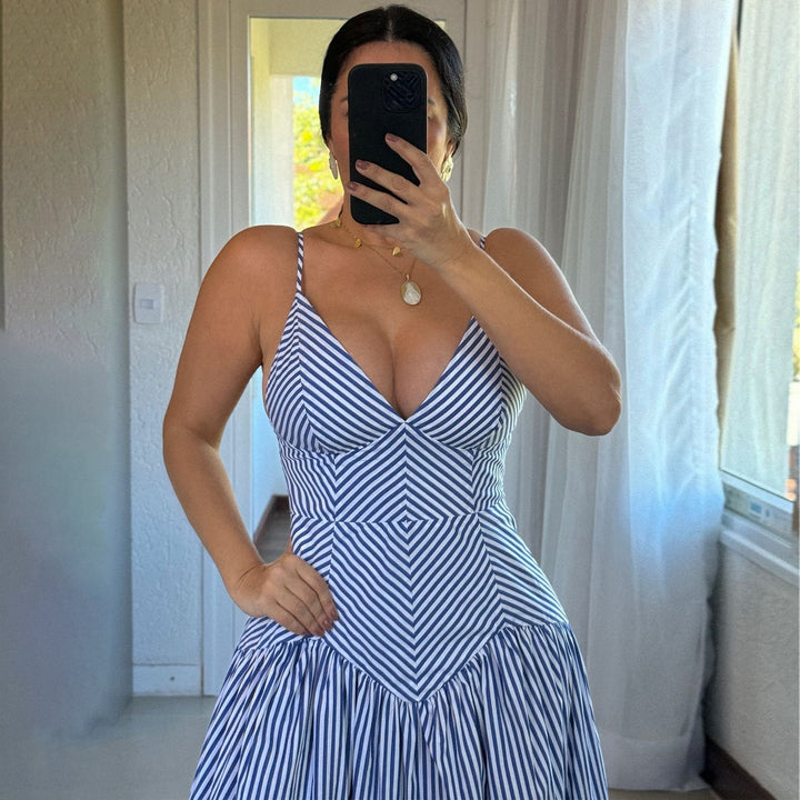 Damen Maxikleid mit tiefem V-Ausschnitt und filigranem Schnittmuster Drune