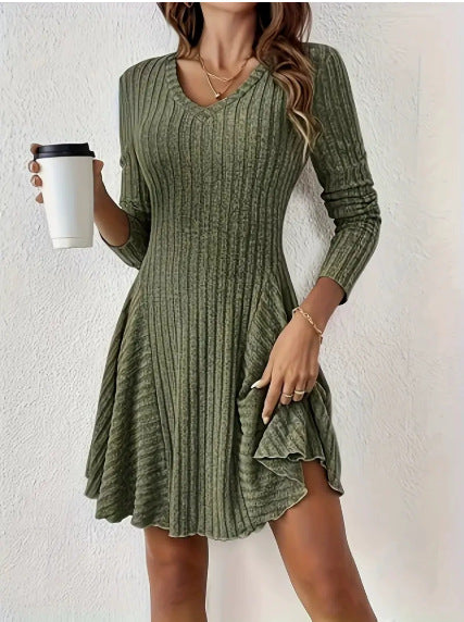 Damen Strickkleid mit V-Ausschnitt und Rüschendetails Drune