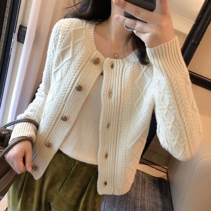 Damen Grobstrickjacke mit dekorativen Knöpfen und aufgearbeitetem Zopfmuster Drune