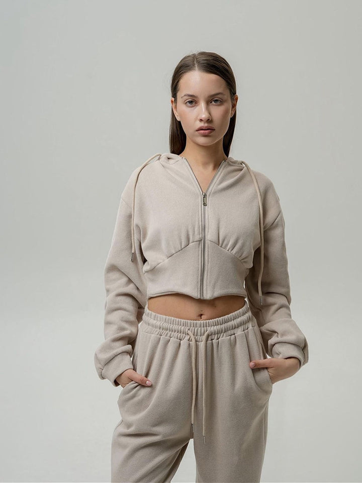 Damen sportliches Ensemble mit cropped Oberteil und weiten Hosen Drune