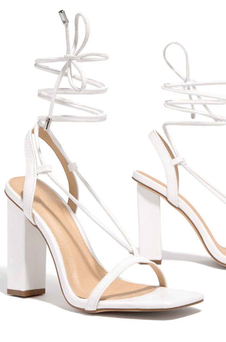 Damen nan filigrane Riemchensandalette mit quadratischer Zehenbox und knöchelbindendem Wickelriemen Drune
