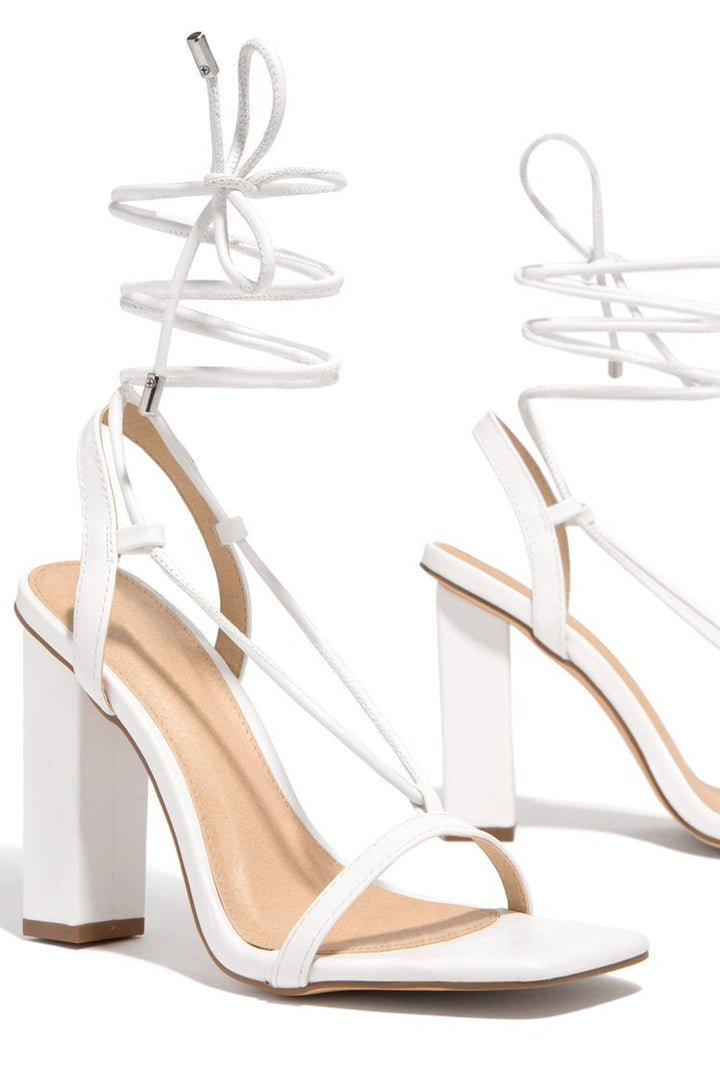Damen nan filigrane Riemchensandalette mit quadratischer Zehenbox und knöchelbindendem Wickelriemen Drune