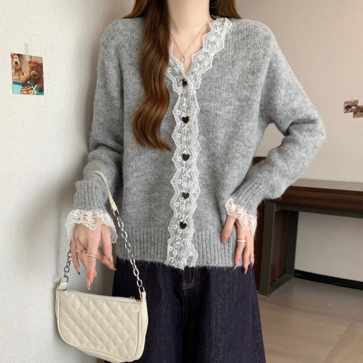 Damen Strickjacke mit Spitzenakzenten und herzförmigen Knöpfen Drune
