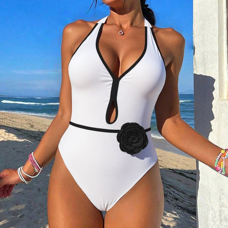 Damen Eleganter Badeanzug mit einzigartigem Schlitz und floralen Akzenten Drune