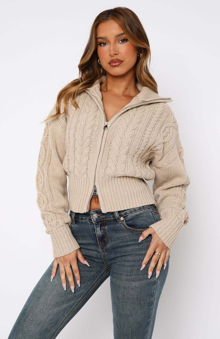 Damen modischer kurz geschnittener Strickcardigan mit Zopfmuster und Reißverschluss Drune