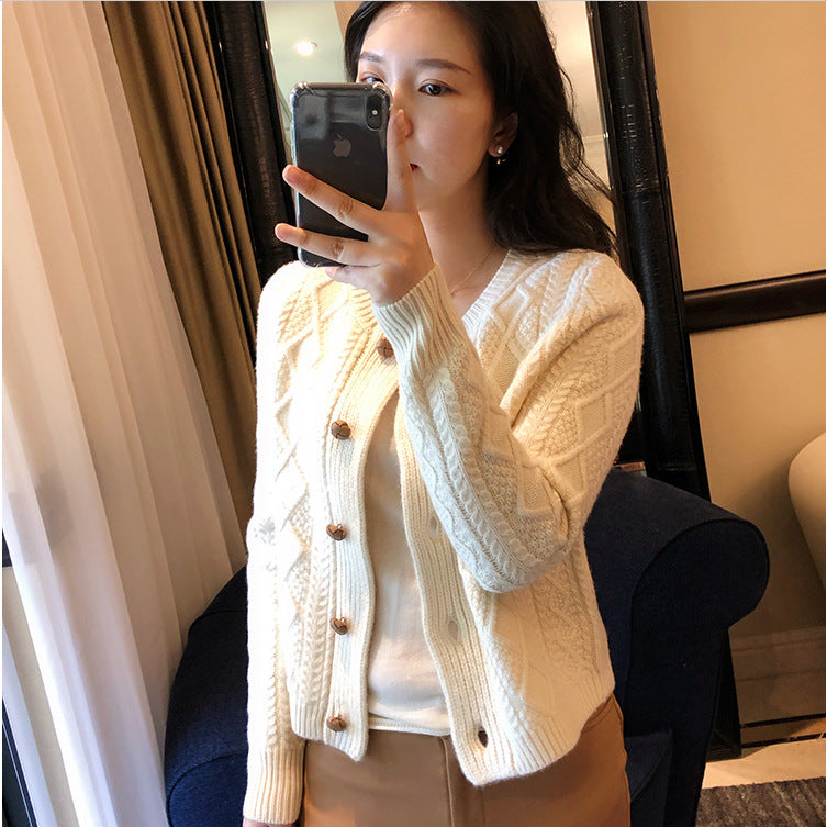 Damen Grobstrickjacke mit dekorativen Knöpfen und aufgearbeitetem Zopfmuster Drune