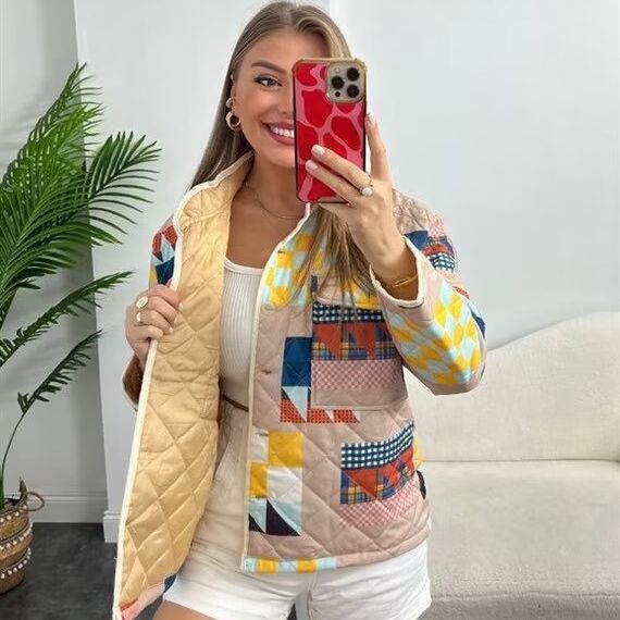 Damen gesteppte Übergangsjacke mit buntem Patchwork-Muster und großen Taschen Drune