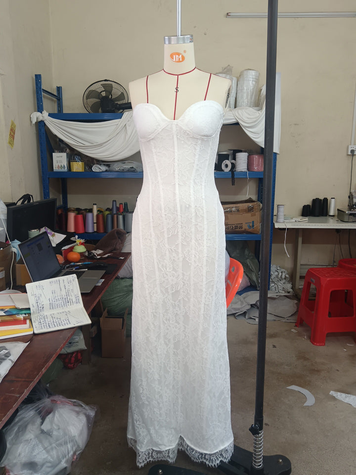 Damen Hochzeitskleid mit elegantem trägerlosen Design und luxuriösem Tüllabschluss Drune