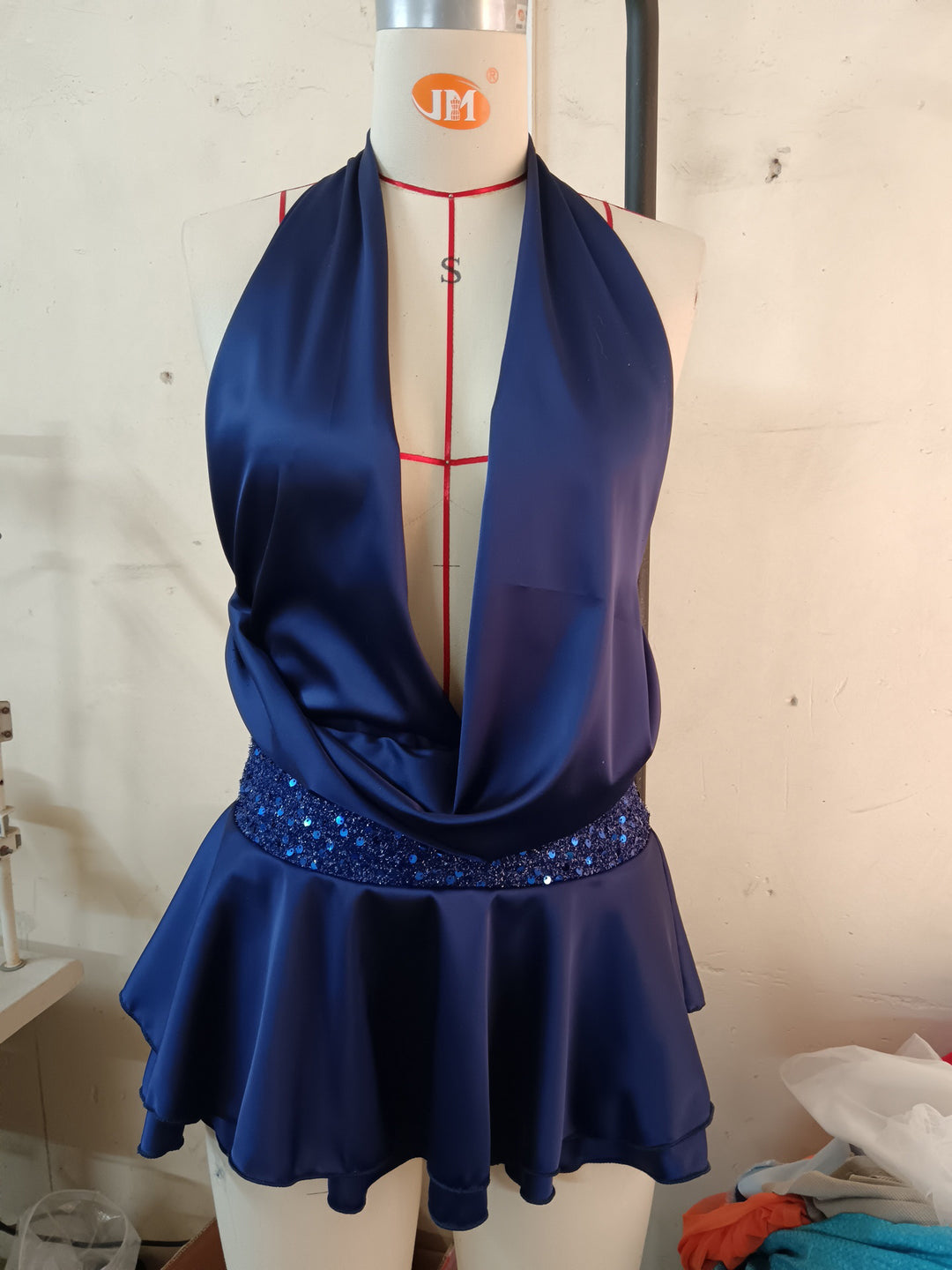Damen elegantes Cocktailkleid mit tiefem V-Ausschnitt und voluminösem Rock Drune