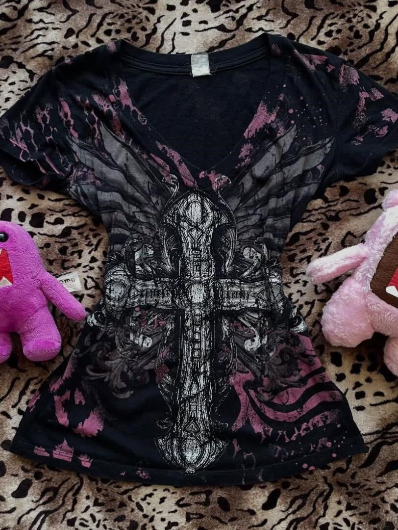 Damen V-Ausschnitt T-Shirt mit beeindruckendem Grafikkreuz Drune