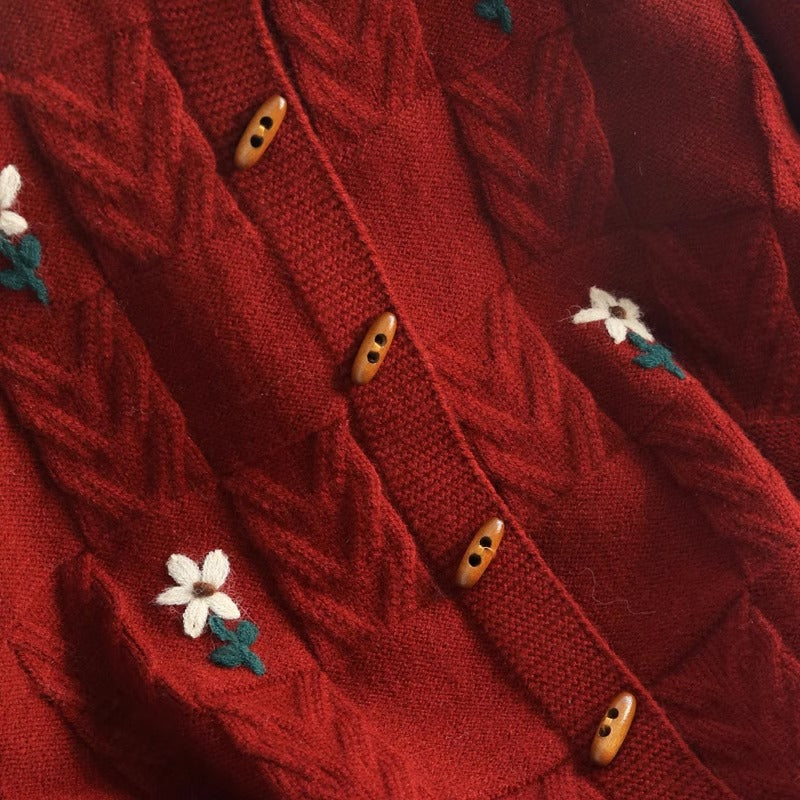 Damen Strickjacke mit floralem Zopfmuster und Holzknöpfen Drune
