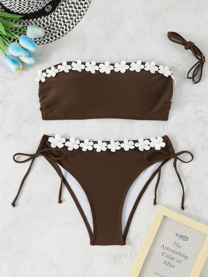 Damen Bandeau-Bikini mit femininen Blumenapplikationen und verstellbaren Trägern Drune