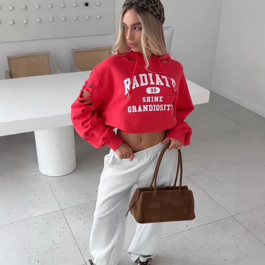 Damen cropped Kapuzenpullover mit kreativen Schnittdetails und großer Schriftzug Drune