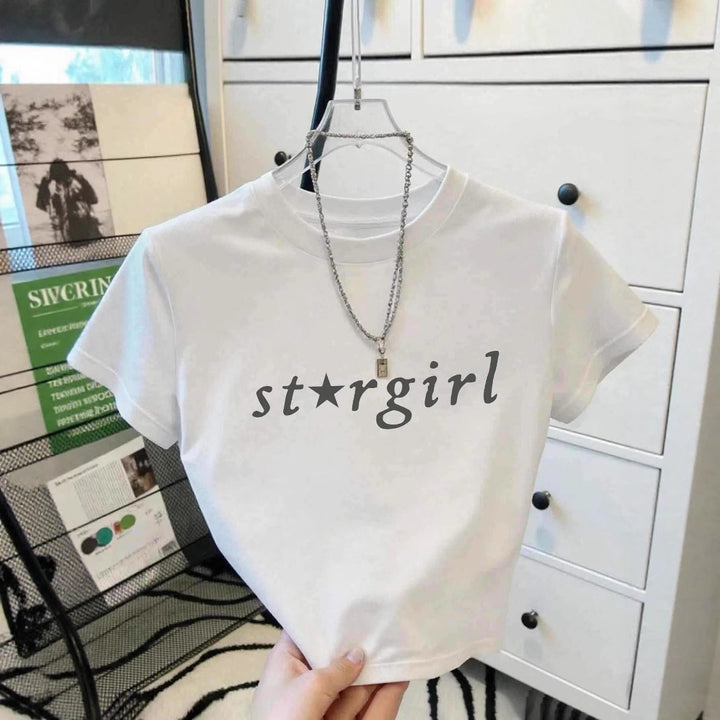 Damen Crop-T-Shirt mit modernem Schriftzug und figurbetontem Schnitt Drune
