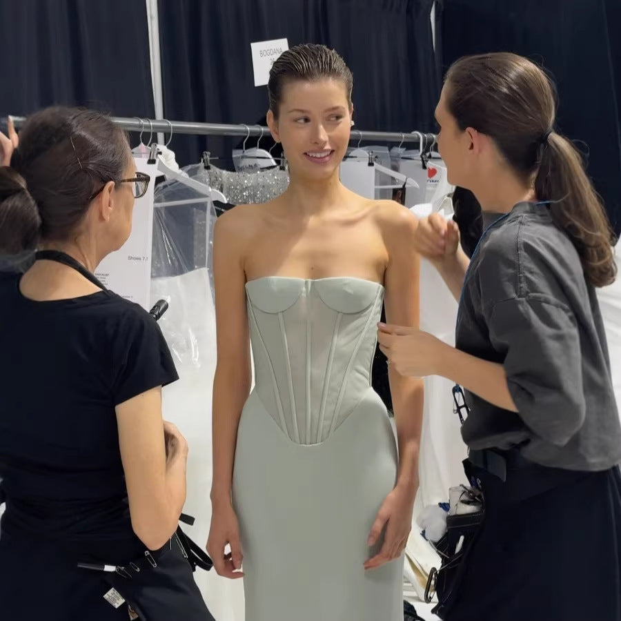 Damen Körpernahes Maxikleid mit eleganter Drapierung und innovativem Rückendesign Drune