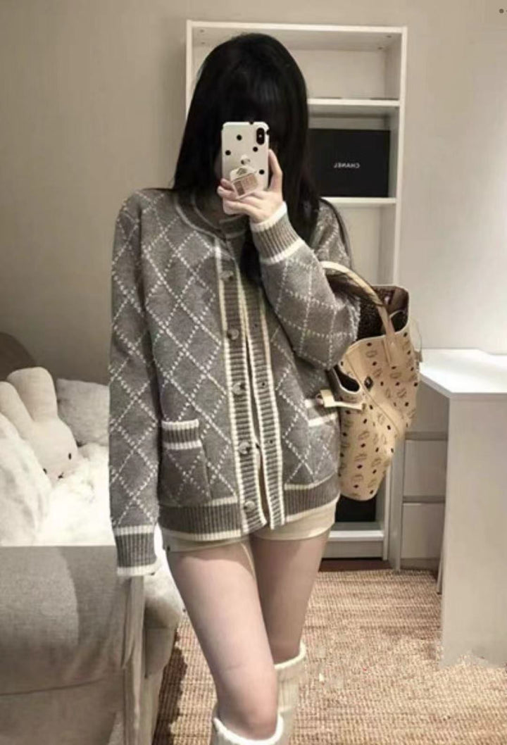 Damen modischer Strickcardigan mit eleganter Rautenmusterstruktur und goldenen Knöpfen Drune