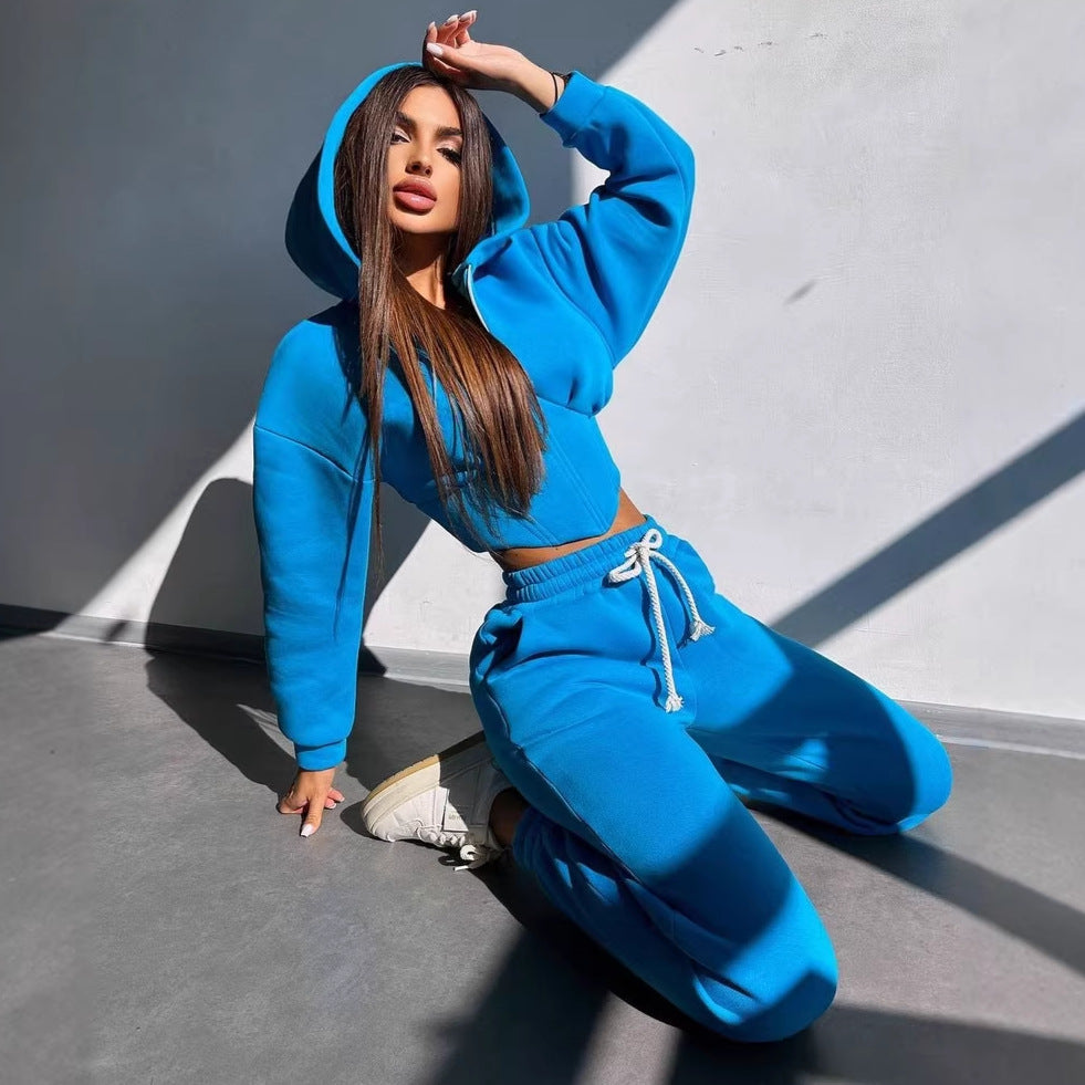 Damen Sportoutfit mit trendiger cropped Jacke und modischen Jogginghosen Drune